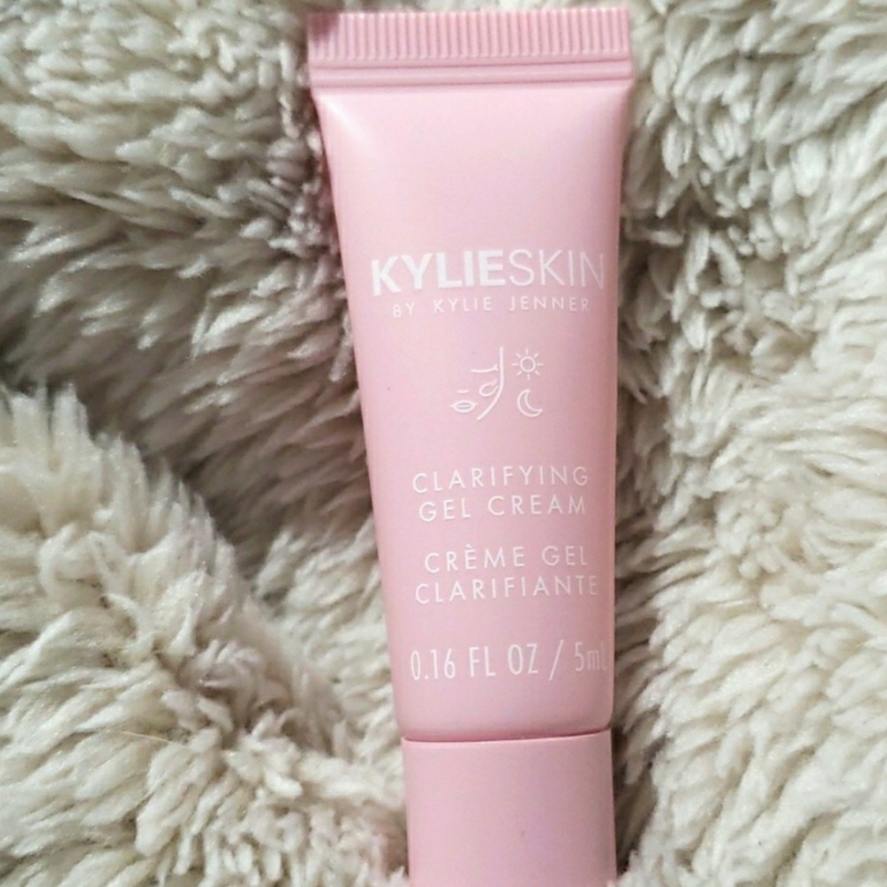 KYLIE SKIN CLARIFYING GEL CREAM.